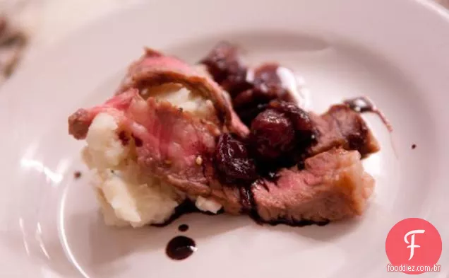 Bife de olho de costela com molho de vinho tinto de Uva assado e pastinaga cremosa e batatas