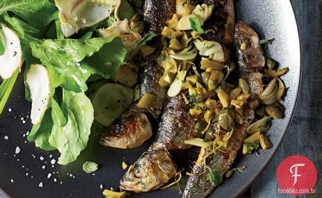 Sardinhas assadas com azeitonas, alcaparras e salsa