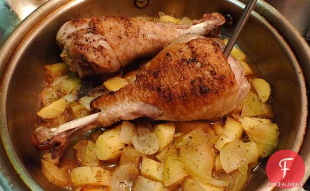 Pernas De Peru Com Maçãs, Pastinaga E Cebola Com Polenta