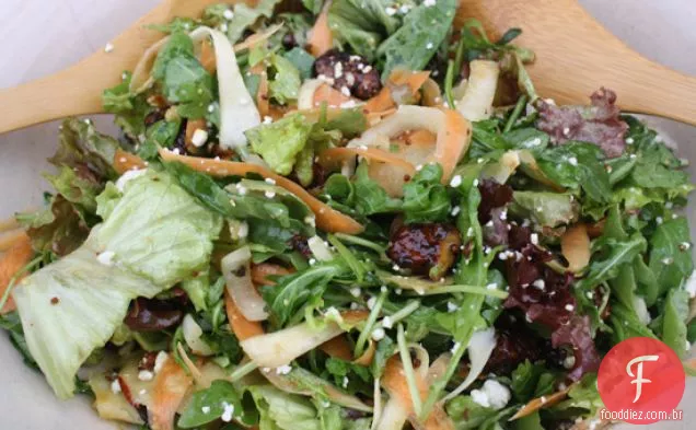 Salada Verde Com Pastinaga Raspada, Cenoura, Maçã E Sabor De Mel