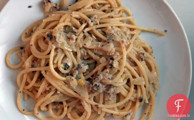 Jantar hoje à noite: espaguete Veneziano com Sardinha
