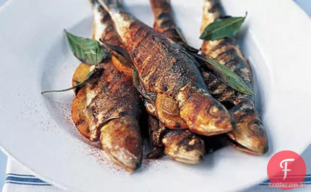 Sardinhas Recheadas Com Fatias De Laranja E Folhas De Louro