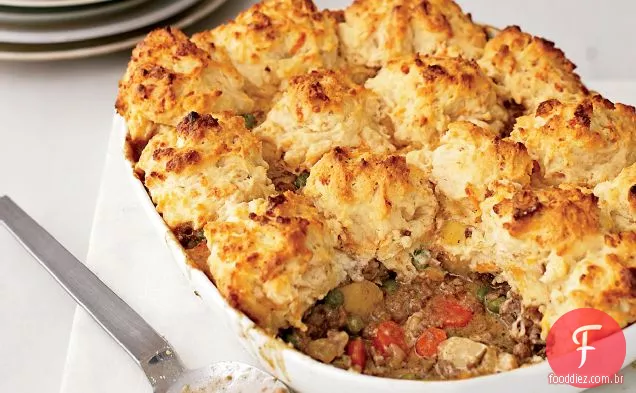 Potpie de carne e vegetais com biscoitos Cheddar