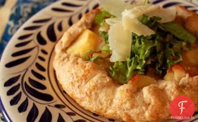 Pastinaga Galette empilhada alta com verdes do final do inverno