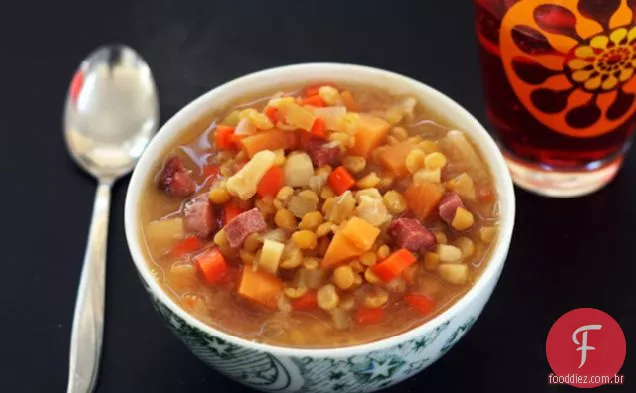 Sopa Vegetal Amarela Ensolarada Da Ervilha Da Separação