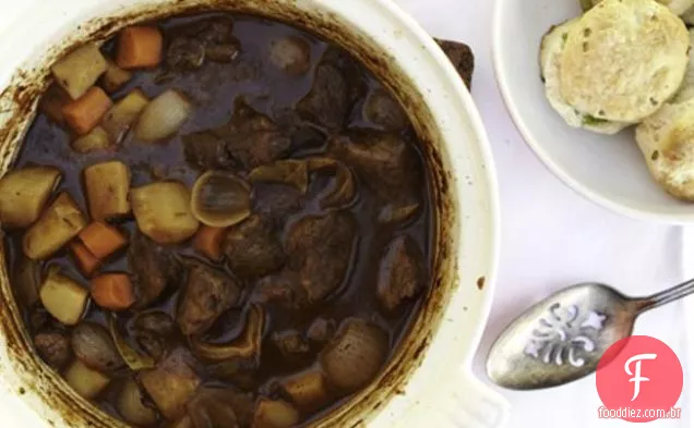 Ensopado De Carne Saudável Com Biscoitos De Cebolinha