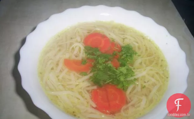 Sopa De Macarrão De Frango