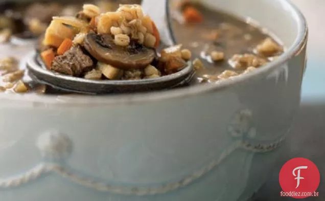 Sopa de cogumelos, cevada e carne bovina