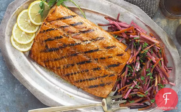 Salmão grelhado com pastinaga e cenoura com vidros de mel