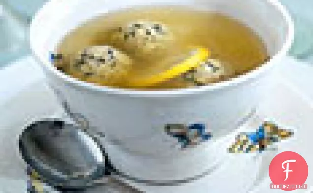 Sopa de galinha com aroma de limão com salsa-Sage Matzo Balls