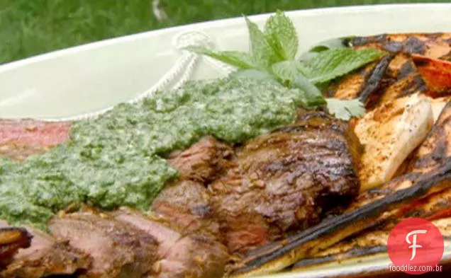 Bife de flanco grelhado com hortelã-coentro Mojo e cenoura grelhada e pastinaga