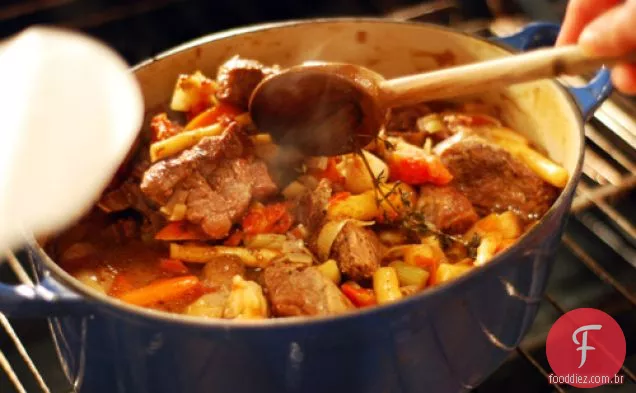 Ensopado de carne assada no forno com cenoura, pastinaca e couve Lancinato