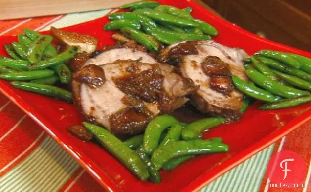 Assado de porco com molho misto de cominho e pastinaga assada