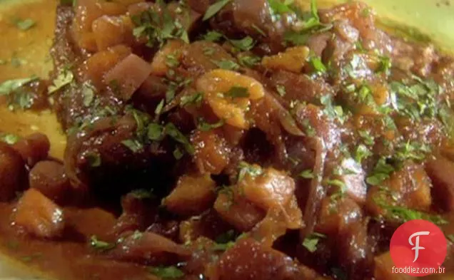 Fogão lento peito Marroquino com cebola vermelha e cuscuz de Damasco