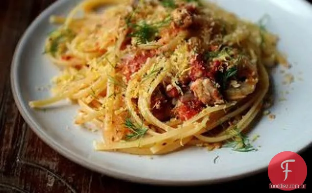 Linguine com sardinhas, erva-doce e tomate