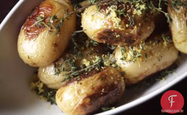 Batatas Novas Assadas Com Limão E Tomilho