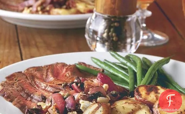 Bife grelhado e batatas com cebola roxa sabor