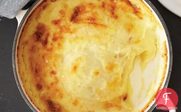 Batatas Chantilly com uma crosta de parmesão