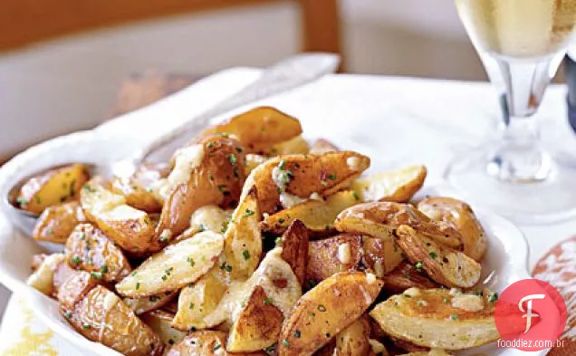 Batatas novas com vinagrete de alho assado