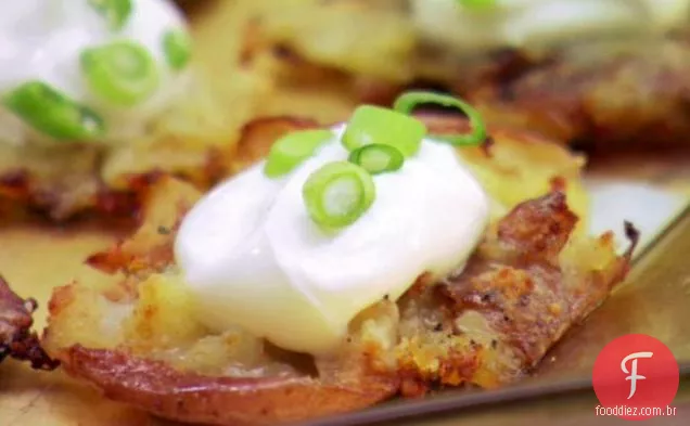 Batatas assadas, esmagadas e carregadas