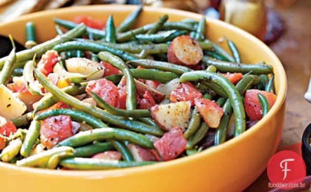 Feijão verde e batatas em molho de tomate robusto
