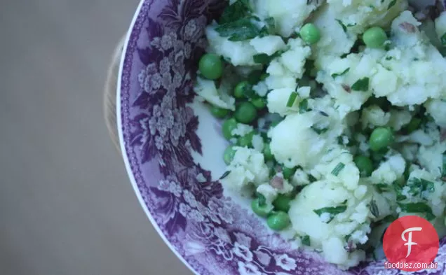 Batatas Novas Esmagadas Com Ervilhas Frescas, Salsa E Cebolinha