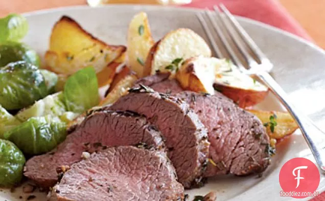 Carne e batatas assadas com ervas