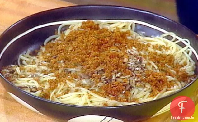 Macarrão de sardinha estilo siciliano com migalhas de pão