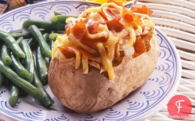 Batatas com cobertura de queijo e carne