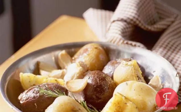 Batatas variegadas assadas com alho e alecrim