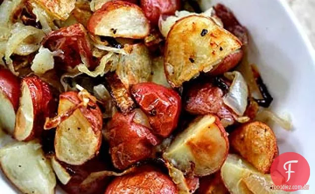 Batatas Novas Assadas Com Cebola Caramelizada E Óleo De Trufa