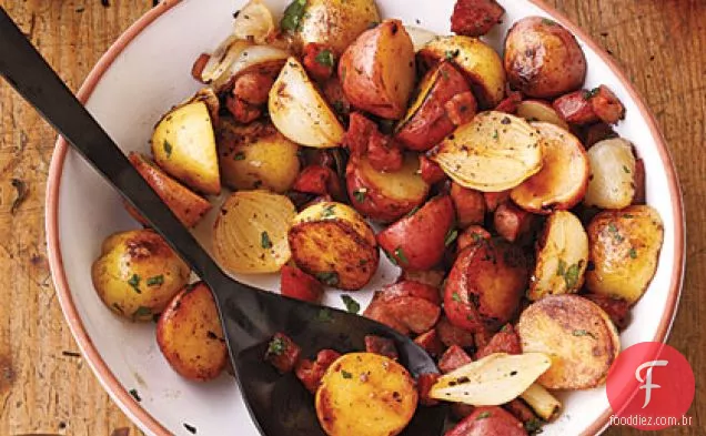 Batatas novas com cebola e salsicha picante