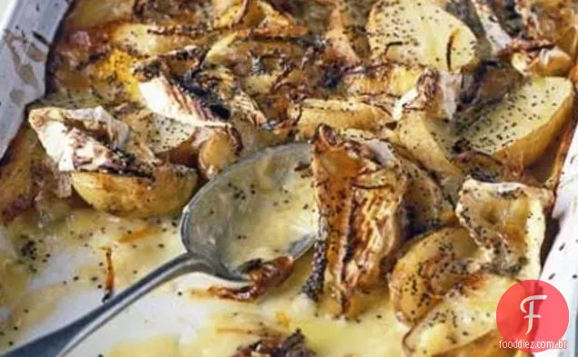 Batatas Novas Assadas Com Sementes De Camembert E Papoula