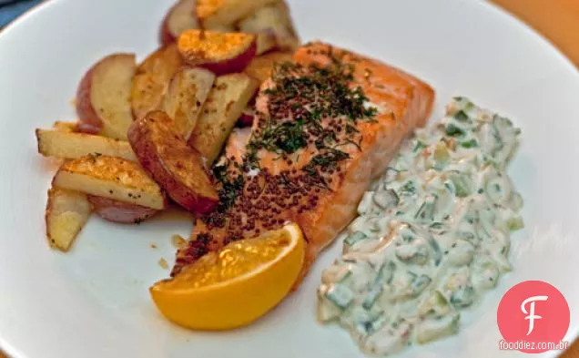Jantar hoje à noite: Salmão Assado e batatas com sabor de pepino
