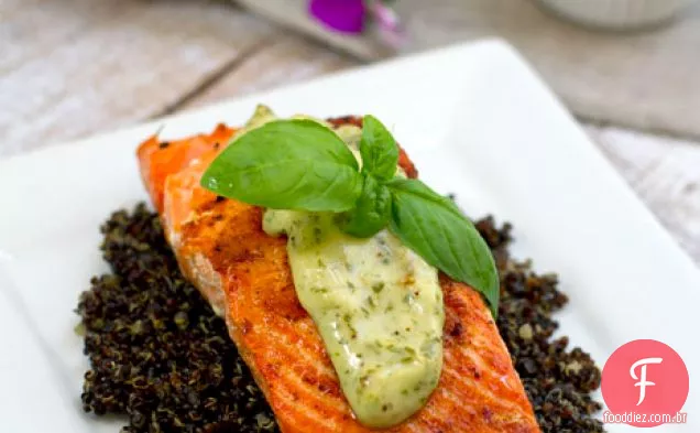 Salmão Selvagem Com Manjericão Aioli E Quinoa