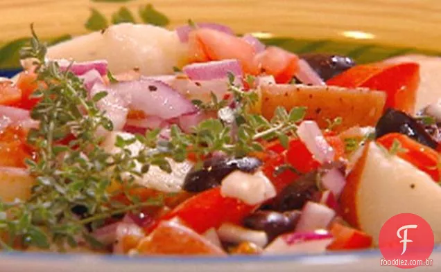 Batatas com cebola, azeitonas e tomates
