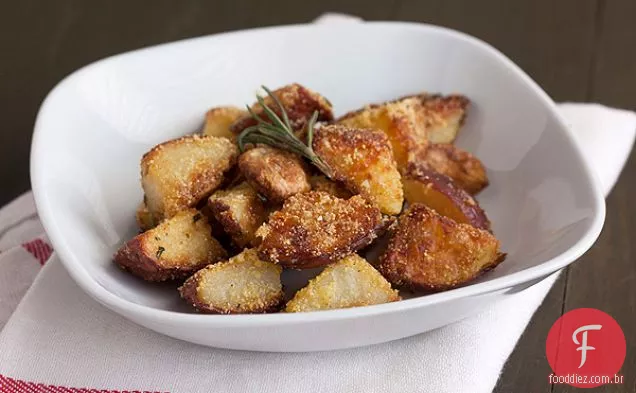 Parmesão crocante-batatas assadas com alecrim