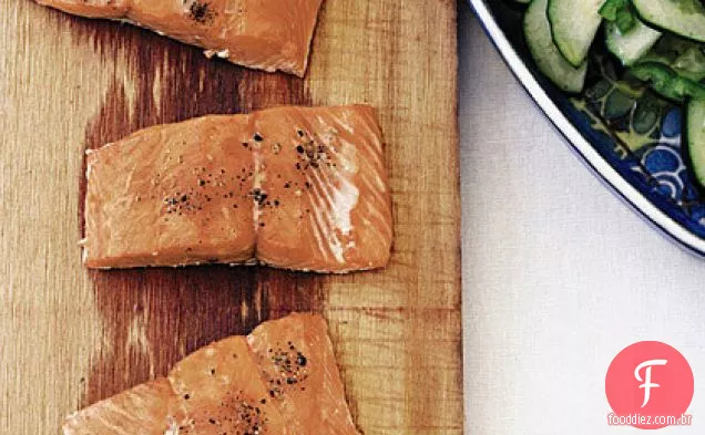 Salmão Grelhado Da Cedro-Prancha