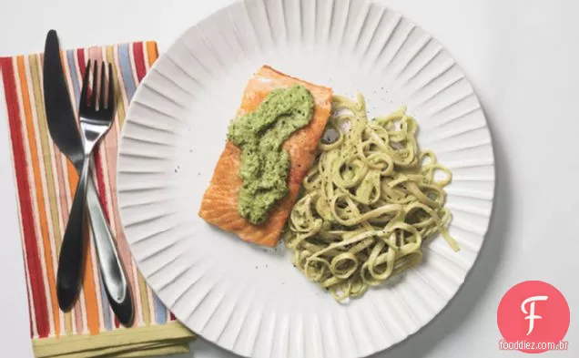 Salmão Grelhado Com Linguine E Pesto De Rampa