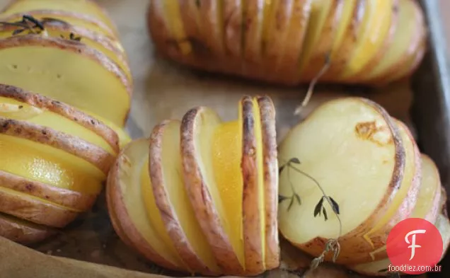 Batatas assadas fatiadas com tomilho-limão