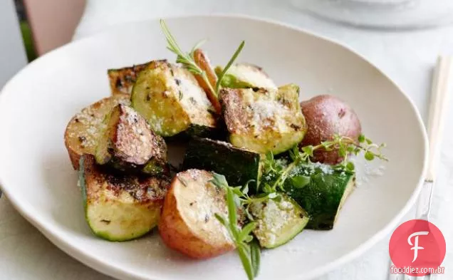 Abobrinha grelhada e batatas com crosta de parmesão