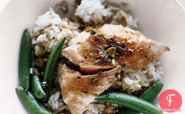 Salmão de uma panela com ervilhas e arroz