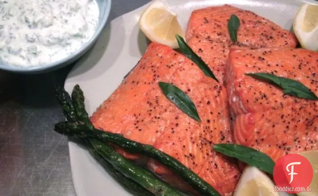 Salmão Com Molho De Iogurte Estragão