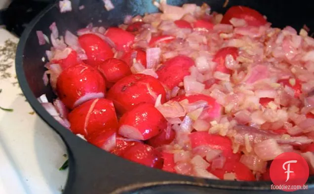 Rabanetes refogados ( novamente) - desta vez com vinagre de arroz e hortelã