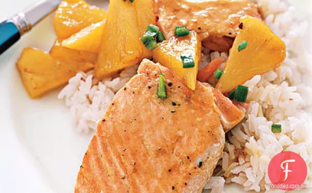 Salmão envidraçado de bordo com abacaxi