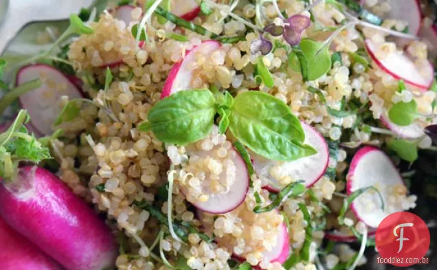 Salada De Quinoa Com Rabanetes E Verduras Da Primavera