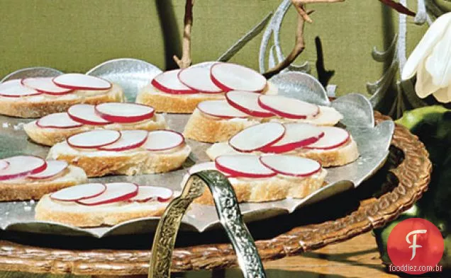 Sanduíches de manteiga e rabanete de rosto aberto