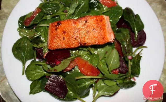 salmão selvagem grelhado com salada de beterraba, laranja e espinafre