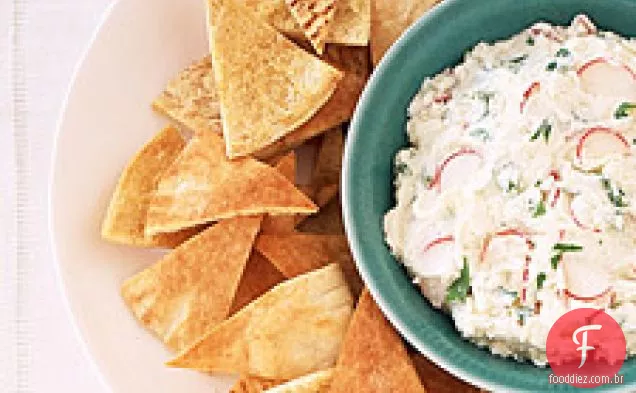 Batatas fritas Pita com propagação de feta-rabanete