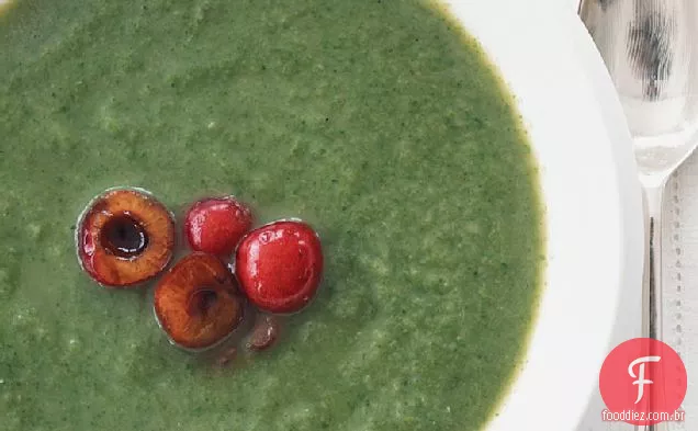 Sopa de rabanete do mercado com cerejas balsâmicas